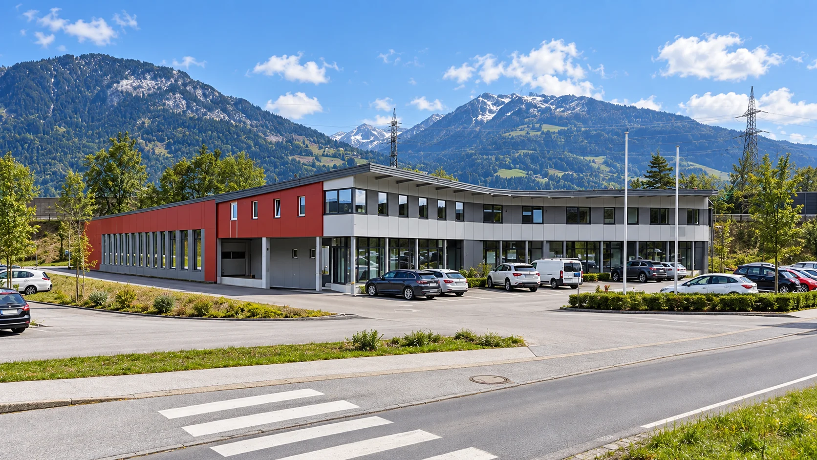 ETEC-Firmenstandort in Stans vor der Tiroler Bergkulisse